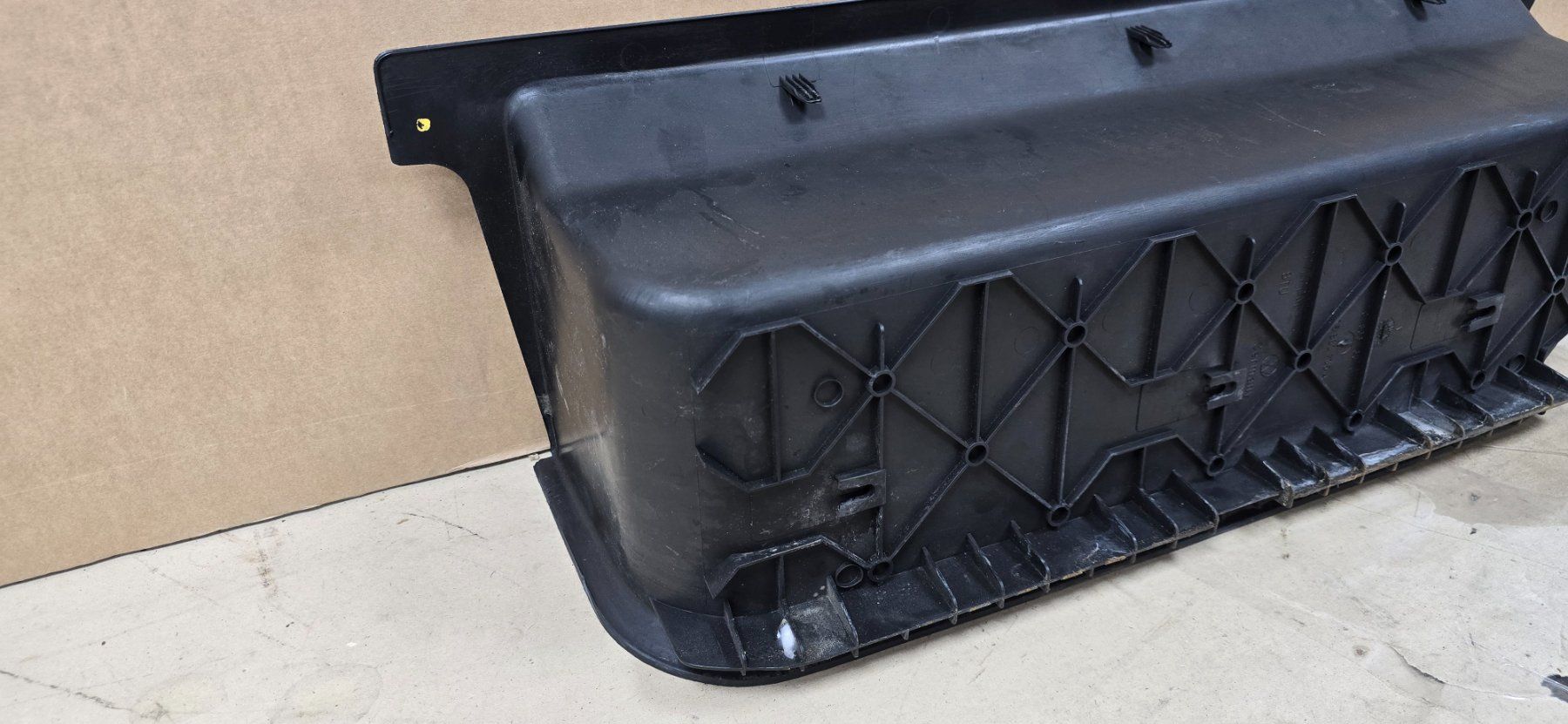 Volkswagen Tutti pezzi di ricambio auto: VW T4 Einstieg Trittstufeneinsatz links Tritt schwarz – Usato da Schaffhausen venduto da Parg86 5