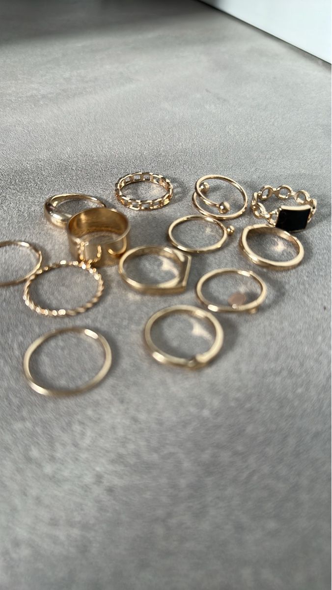 Bagues: Ring Set 13-teilig goldfarben mit schwarzem Stein – Neuf (Voir description) à Dietikon par vithya88