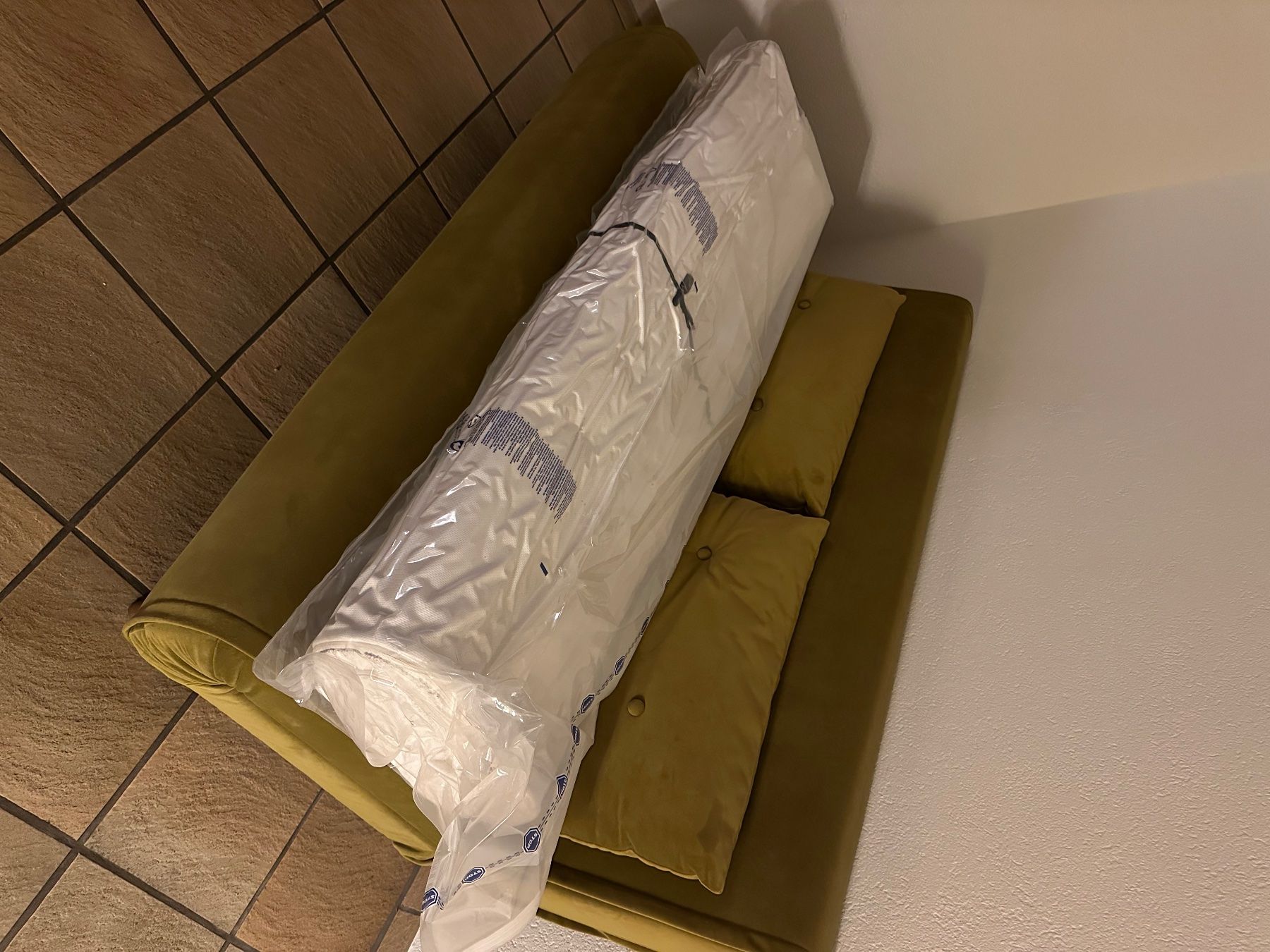 Sofas: Velvet Sofa bed + Mattress bundle – D'occasion à Zürich par fik_7vyv 1