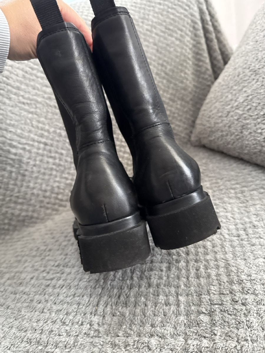 Bugatti Scarpe da donna: Schwarze Leder Chelsea Boots 37Gr – Usato da Winkel venduto da Olirickli05 1