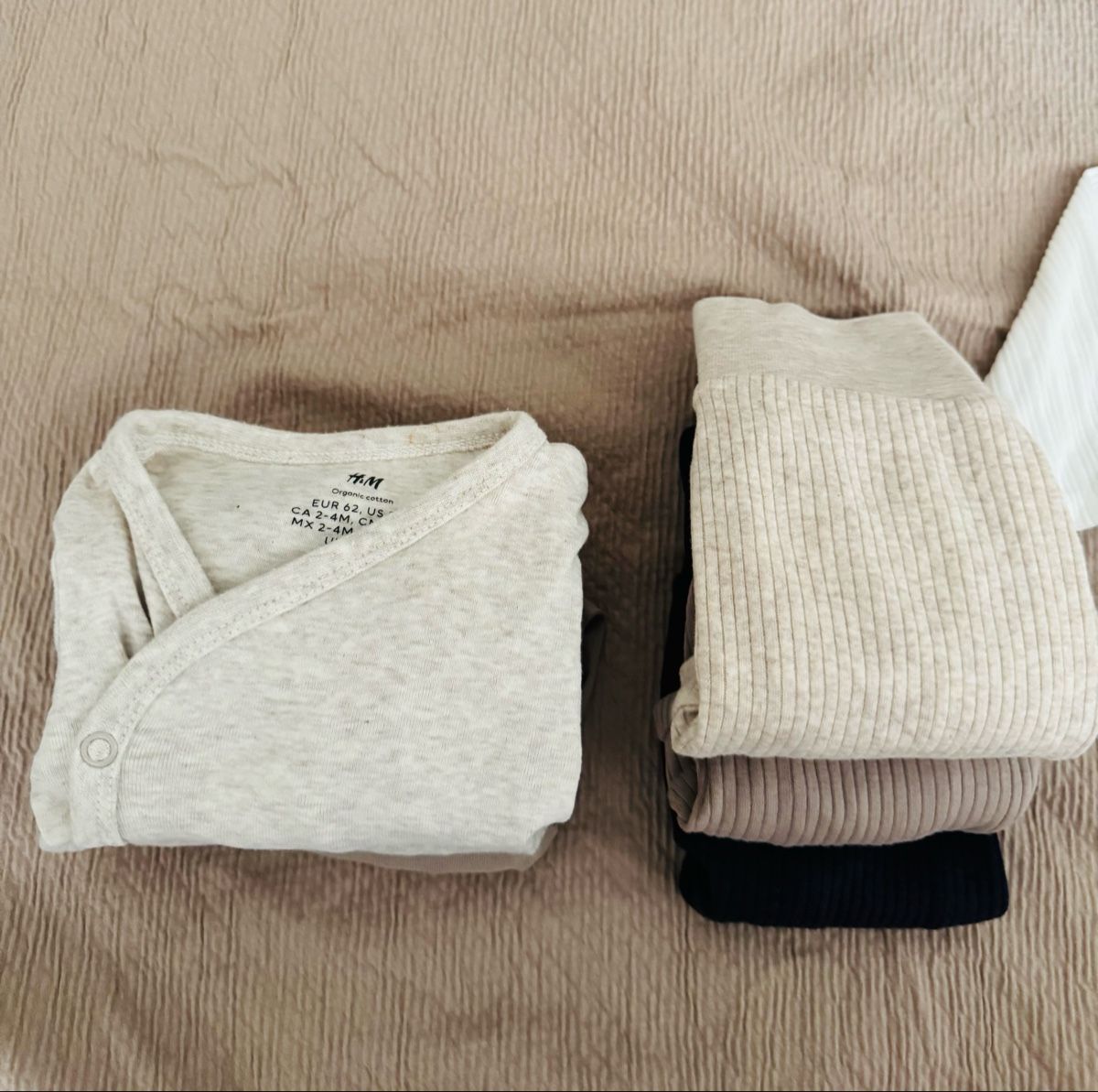 H&M Lotti di vestiti: TOP ! Baby Strampler- Set 2-4 MT – Usato da Herrliberg venduto da Buyandshine