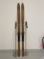 Ski (Nr. 8), Deko Holzski von ca. 1950 mit Stöcken