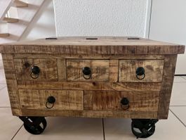 Couchtisch aus Holz mit Rollen und Schubladen braun