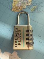 NEUWERTIG***HOLMES PLACE KARABINER mir NUMMER***SUPER als 🎁