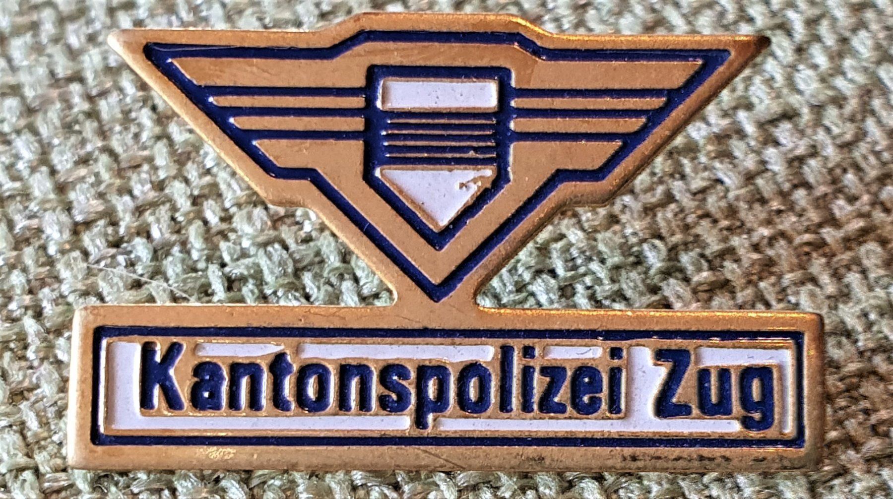 Placchette & Badge: D491 - Pin Kantonspolizei Zug Schweiz – Usato da Reinach BL venduto da Boston-Verkauf