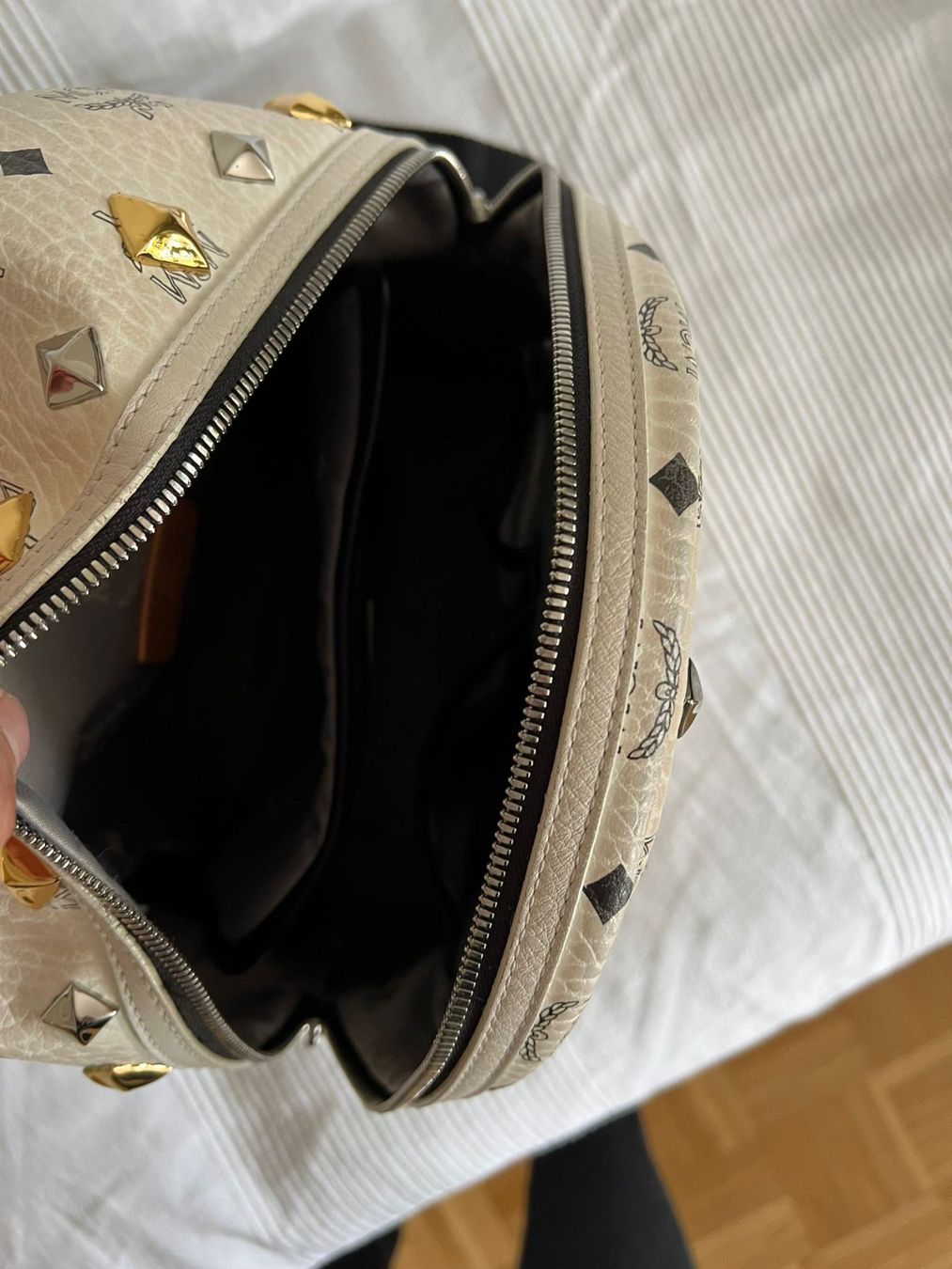 Mcm Zaini: Weisser MCM Rucksack mit Nieten – Usato da Boswil venduto da SchwabenThomas 2