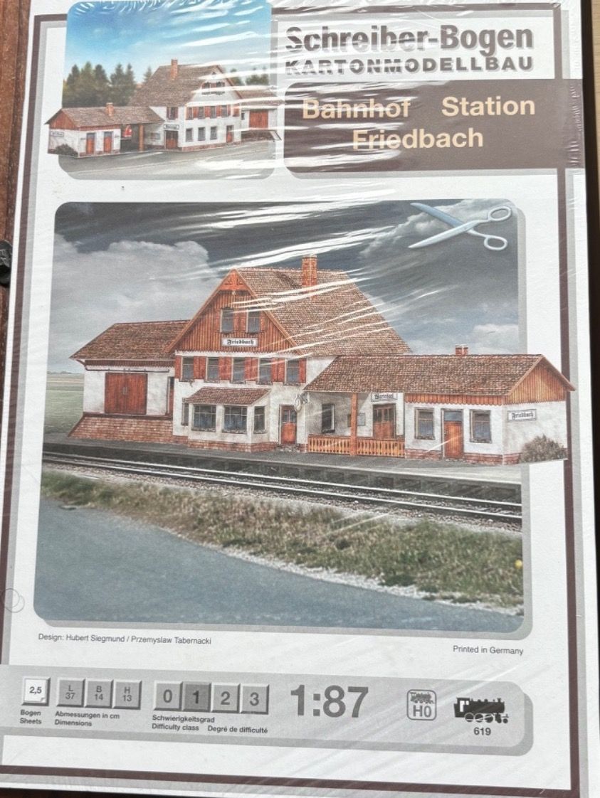 Kit di modellismo & Modellini statici: Bahnhof Friedbach Schreiber-Modellbogen – Nuovo e nell'imballaggio originale da Rüti ZH venduto da Meke