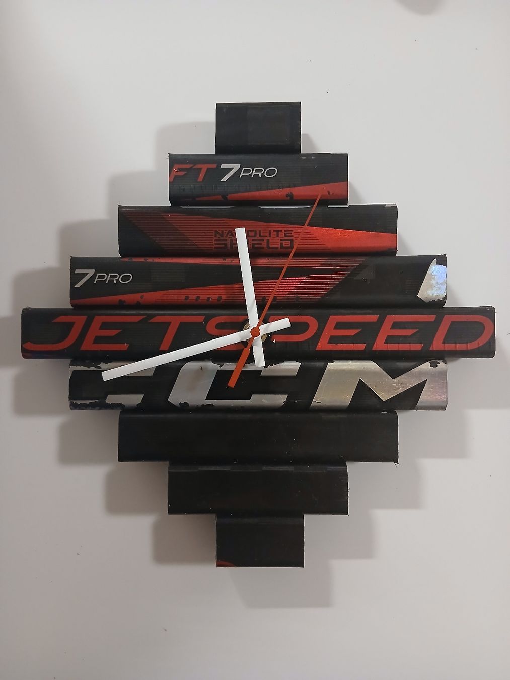 Orologi: Hockey stick clock CCM Jetspeed 27x27 cm  – Usato da Taverne venduto da damigiano