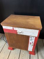 Cooles Nachttischchen mit Zeitungsständer, aus Holz