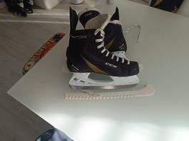 CCM 1052 Eishockey-Schlittschuhe inkl. Kufenschoner