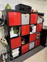 IKEA Kallax Regal schwarz mit roten Türen: Zustand gebraucht