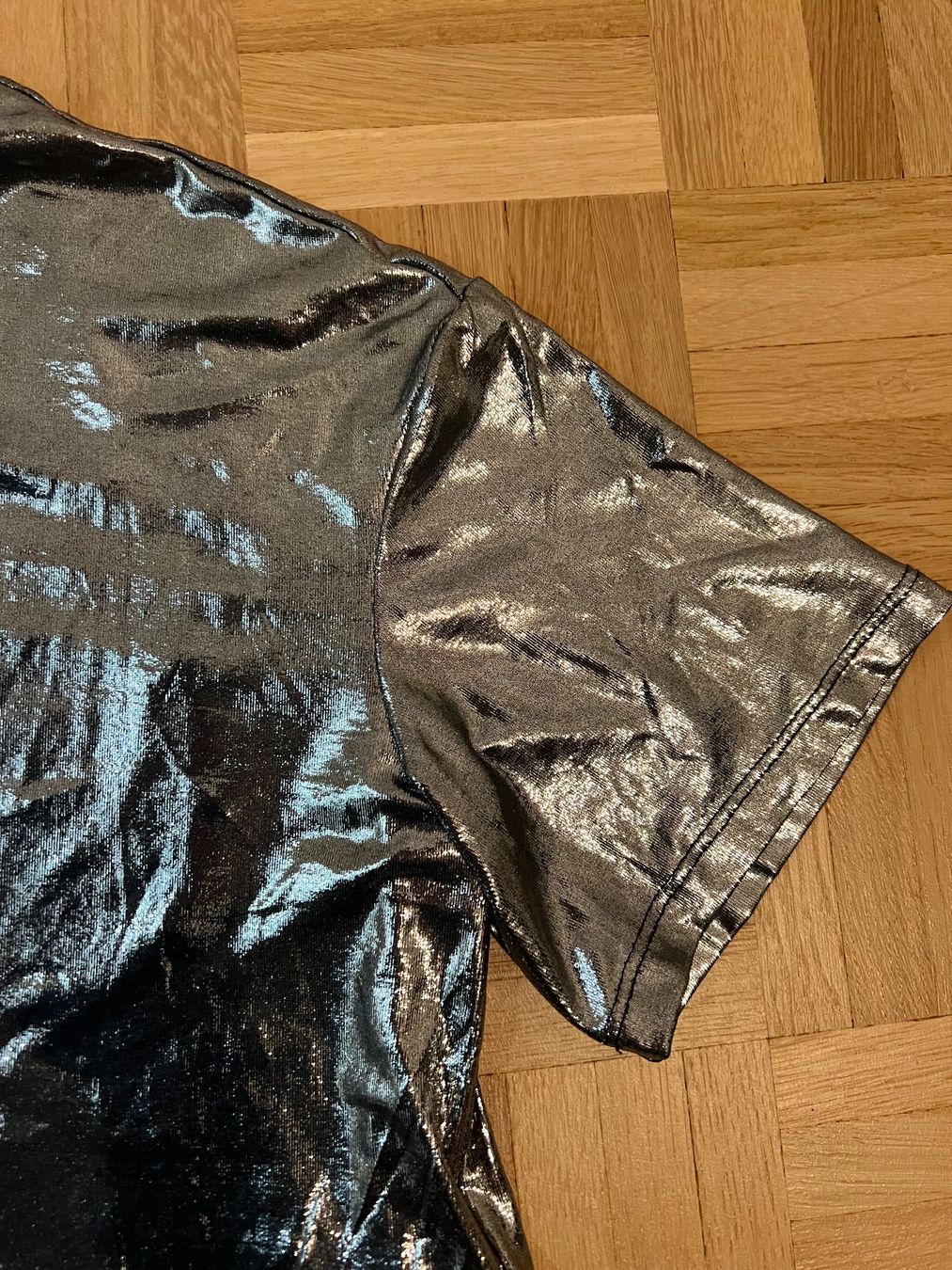 Tally Weijl T-shirt: Silbriges Glamour Shirt – Usato da Basel venduto da shirley_gold 1