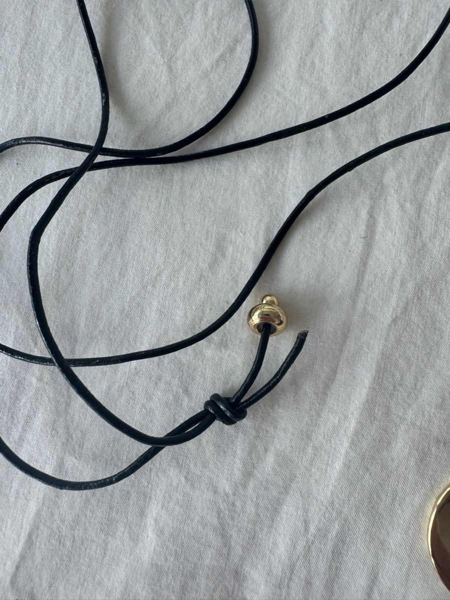 Massimo Dutti Catenine: Massimo Dutti Collier pendentif doré artisanal cordon cuir – Usato da Genève venduto da lejardindesvetements 3