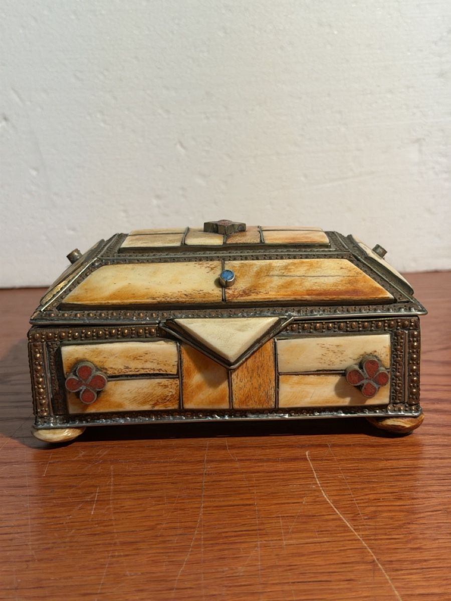 Cassapanche: Vintage Bone Inlay Box Decorative Item Morrocan – Usato da Lausanne venduto da vas_mbk2