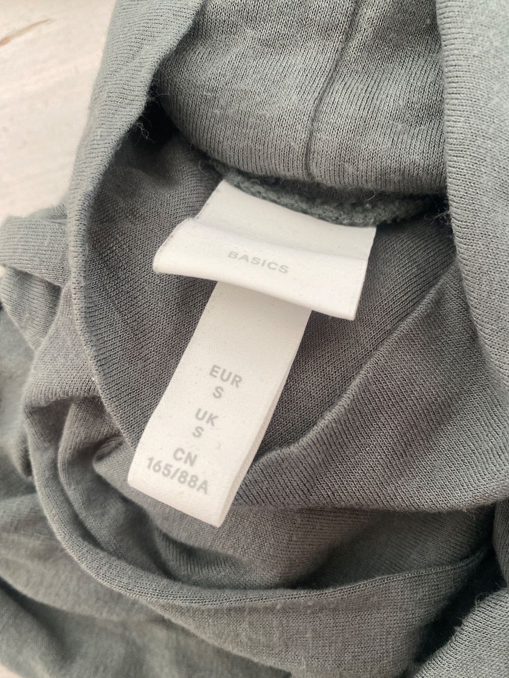 H&M Maglioni & Felpe: dünner Rollkragenpullover grün – Usato da Riedholz venduto da lenibeni03 1