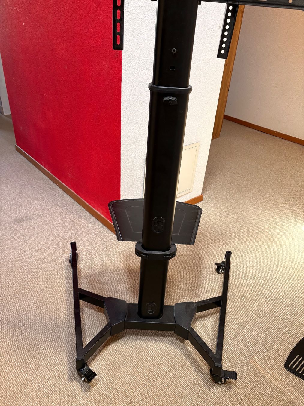Supporti a parete: Mobiler TV-Ständer auf Rollen (32-70") – Usato da Forch venduto da ocdzurich 2