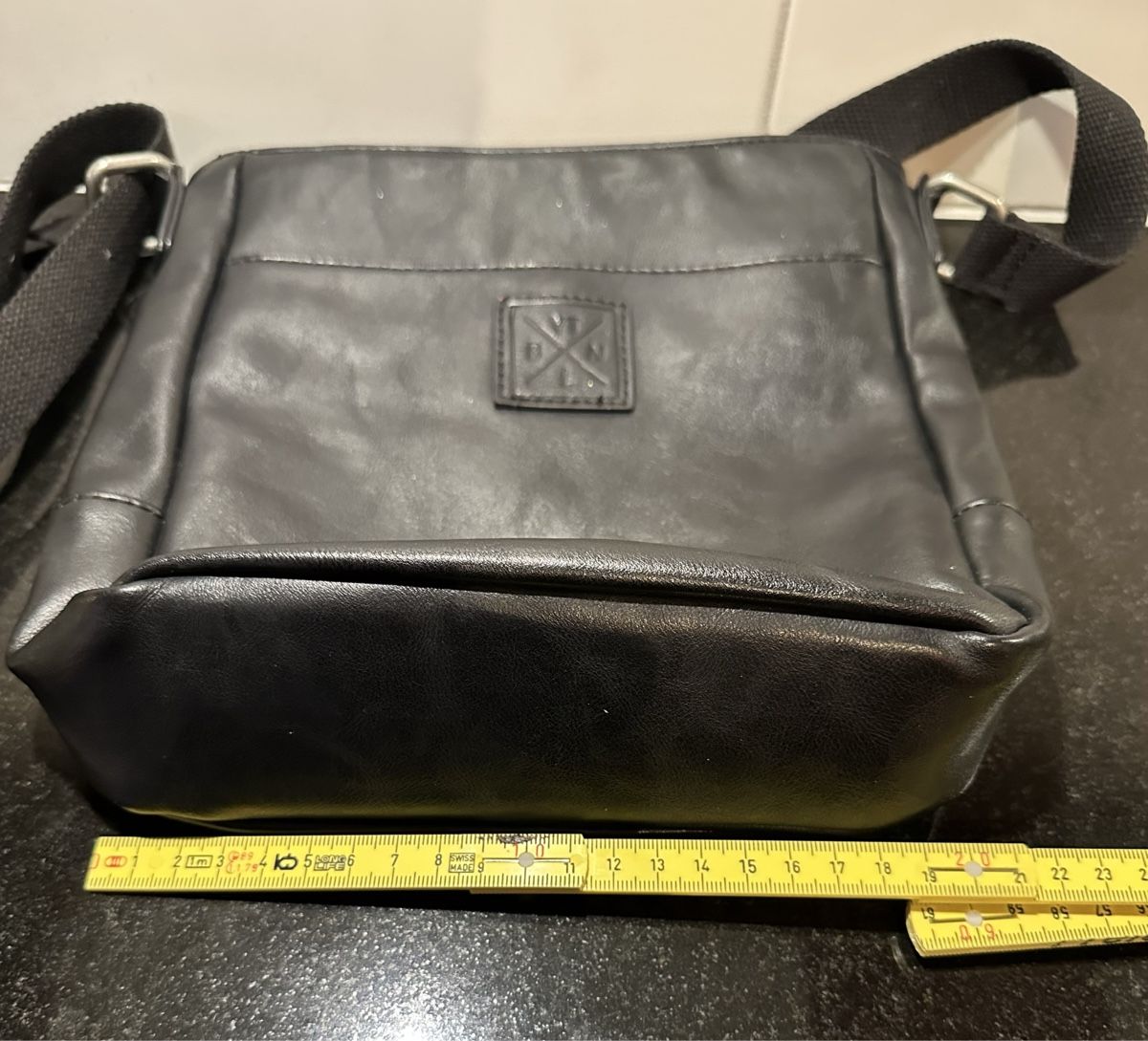 Taschen: Neuwertige schwarze Umhängetasche – Neu (gemäss Beschreibung) aus Münsingen von Innchen 7