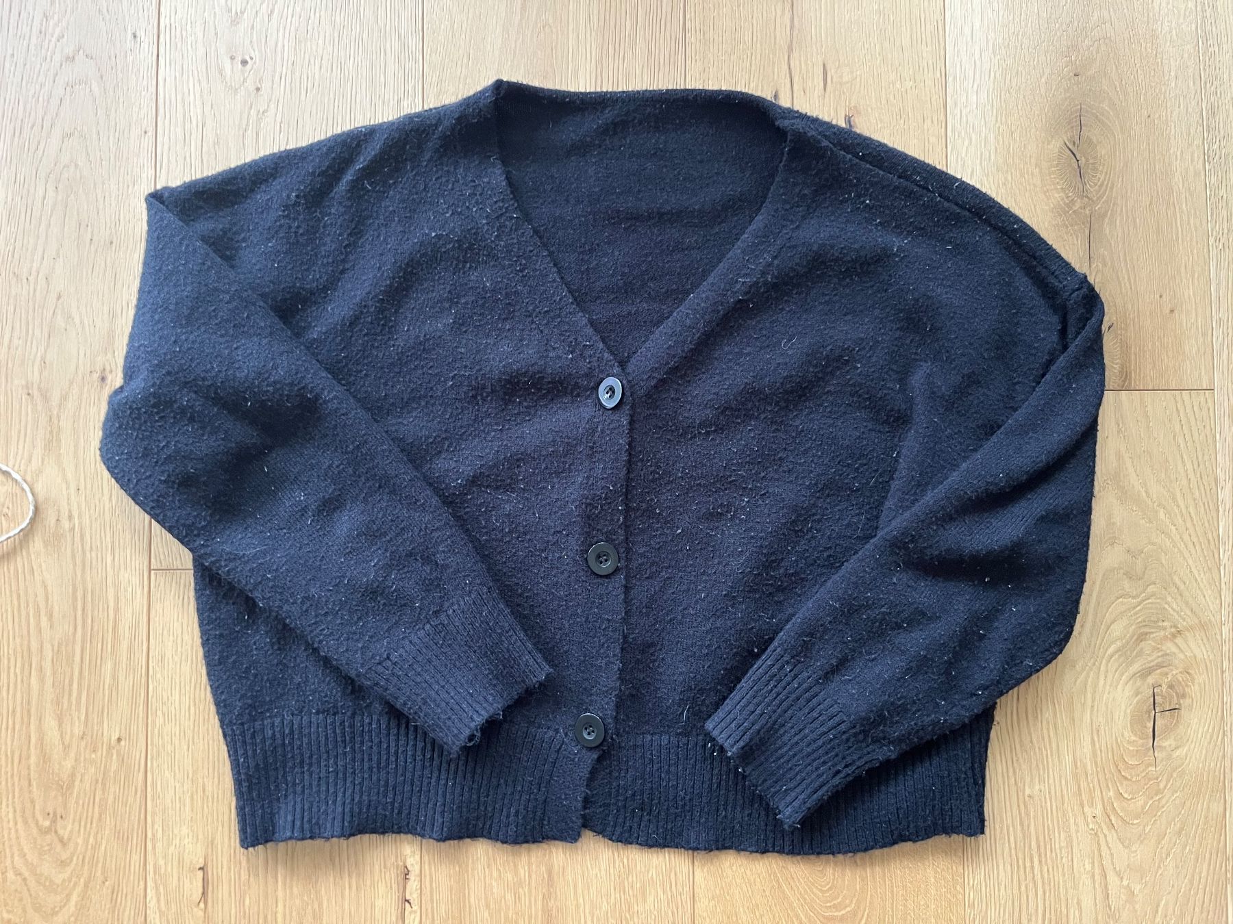 Vestes: Schwarzes Strickjäckchen Basic M-L – D'occasion à Gümligen par blackberrys 2