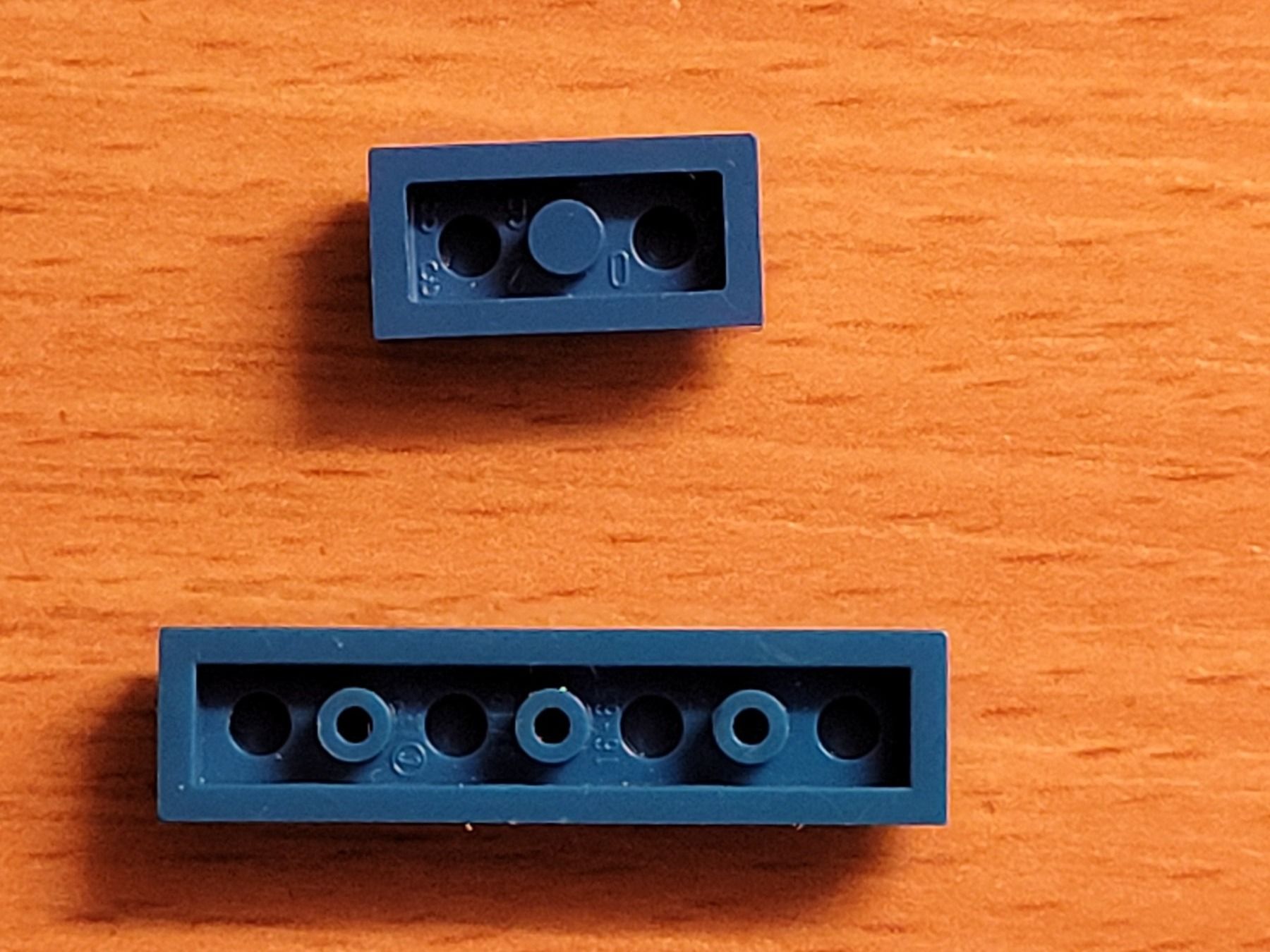 Lego Kit di costruzioni: Lego - 2 pièces bleu plates à 2 et 4 tenons – Usato da Payerne venduto da tintin08 1