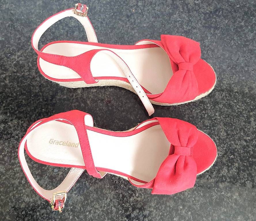 Damenschuhe: Rote Sommersandalen mit Keilabsatz, Gr, 38 – Neu (gemäss Beschreibung) aus Widnau von Marakumba 1