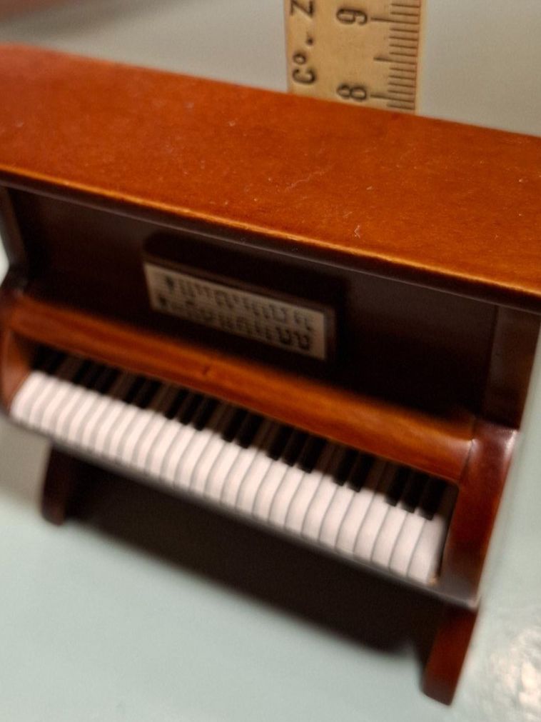 Case e mobili per bambole: Miniatur Klavier mit Hocker, Holz, wahrsch. Reutter – Usato da Schlieren venduto da Svenja7 4
