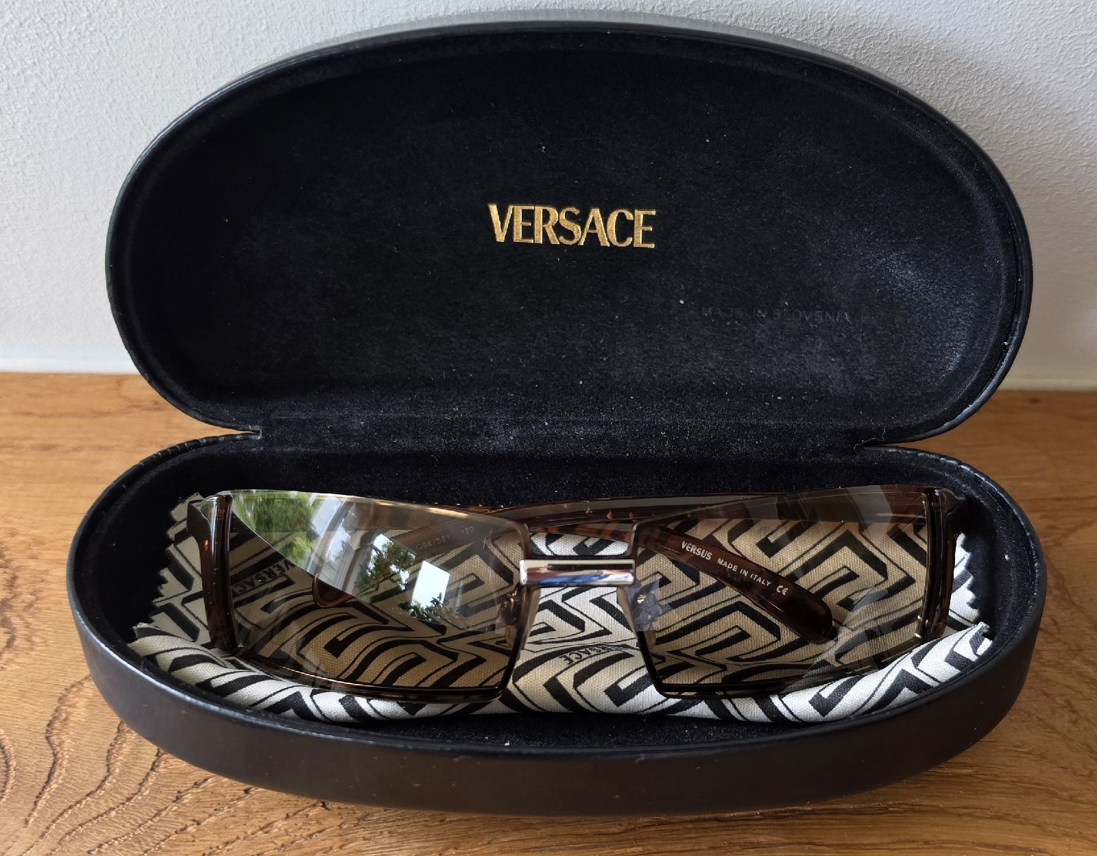 Versace Occhiali & Lenti: Versace Versus Sonnenbrille braun  – Usato da Eglisau venduto da naminaso