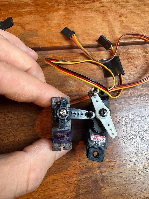Modellismo RC: Lot de servos taille standard et taille mini – Usato da Zürich venduto da dada9393 1