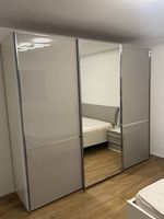 Schrank mit Schiebetüren und grossem Spiegel