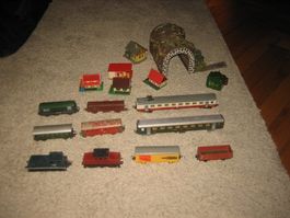Modelleisenbahn mit Lokomotive, Wagen, Häuser und Tunnel