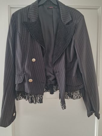 Gestreiftes Jackett mit Spitzenbesatz Gr. L