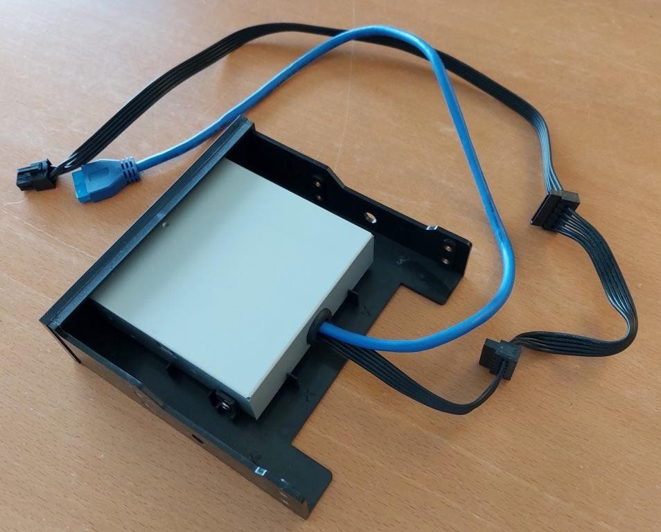 Componenti elettronici: Front Panel (internal PC 3.5") MCab 3x USB 3.0 + Card Reader – Usato da Sorengo venduto da E-DataLabs 4
