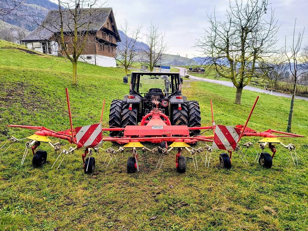Pöttinger Raccolta foraggio grezzo: Pöttinger Hit 61N - Kreiselheuer – Usato da Küssnacht am Rigi venduto da StadelRigi