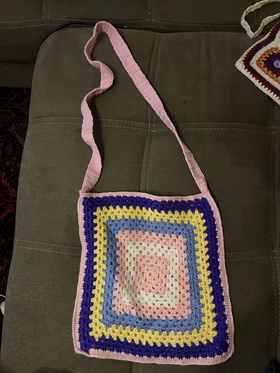 Sacs femmes: Crocheted Shoulder Bag Handmade Multicolor Granny Square – Neuf (Voir description) à Zürich par aks_nyc5 2