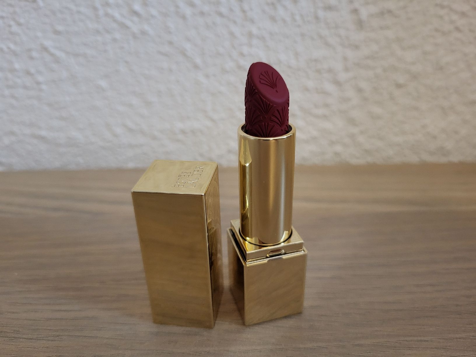 Estée Lauder Make-up: Estee Lauder Lippenstift Ruby Red Velvet LIMITED EDITION – Nuovo e nell'imballaggio originale da Nänikon venduto da Skin-Beauty 4