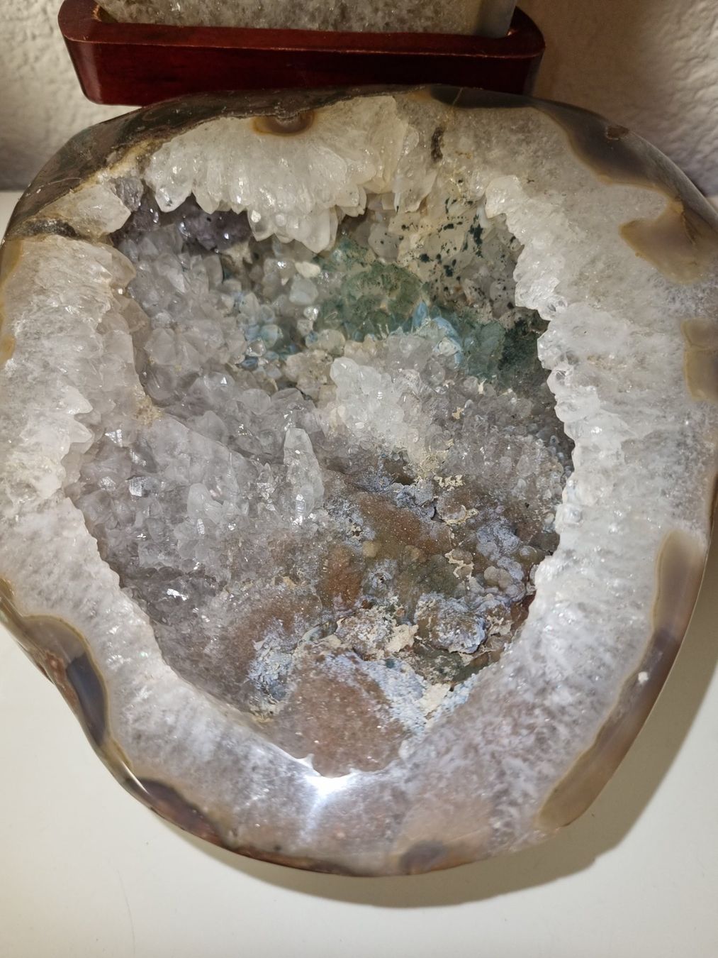 Minerali & Pietre curative: Grosse ACHAT Geode auf Holzständer – Usato da Eschenz venduto da Bibas1 2