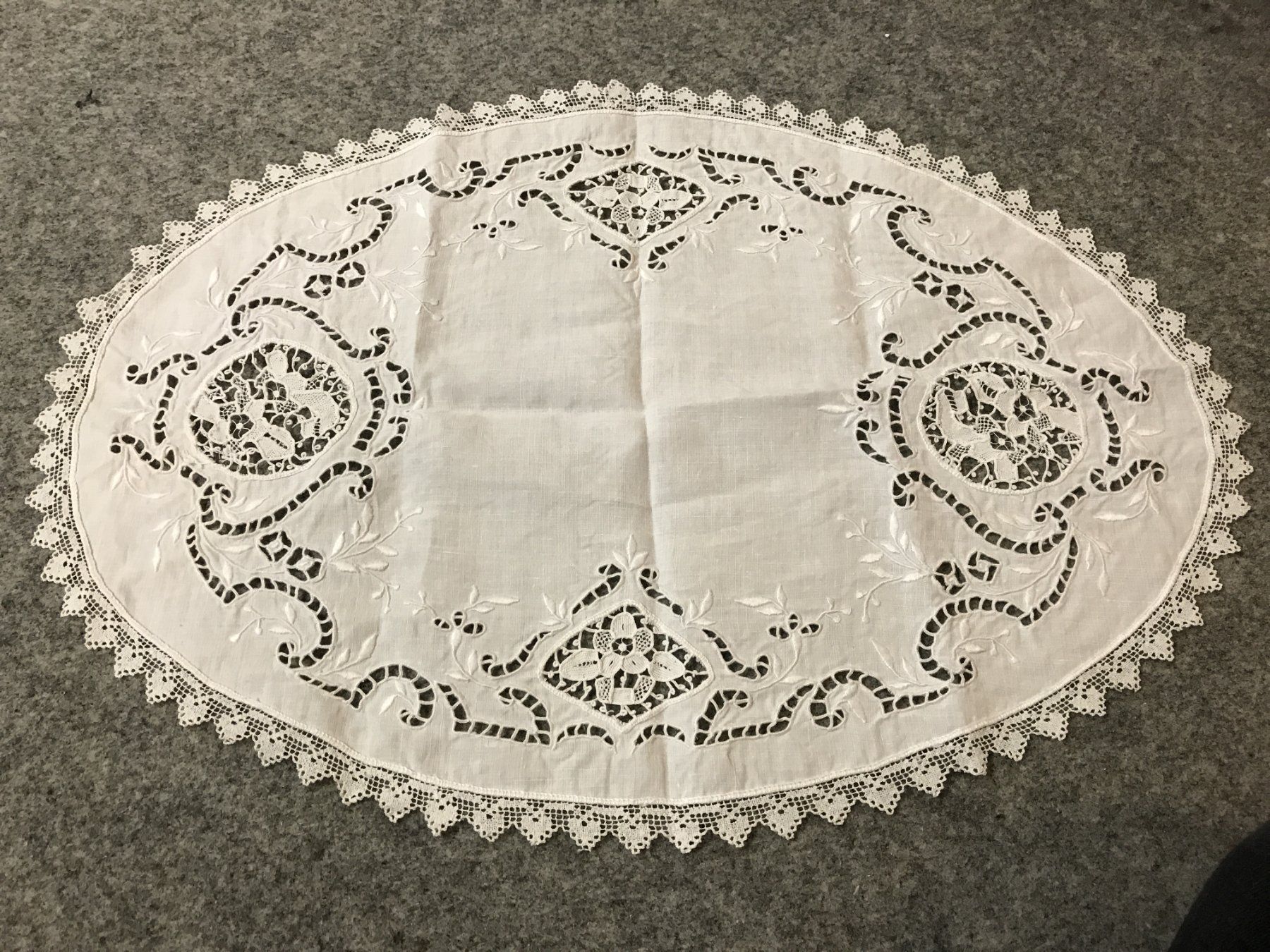 Toutes les décorations: Deckchen oval mit Lochmuster uns Spitze, weiss – D'occasion à Guntershausen par Gloominati 1