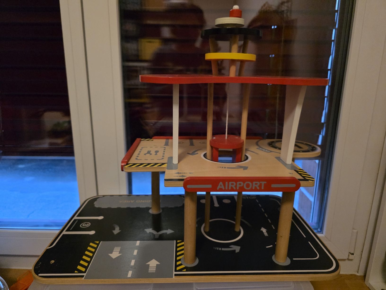 Spielzeuge: Flughafen aus Holz – Gebraucht aus Pfäffikon SZ von vmod 4