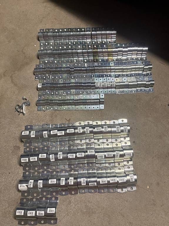 Sonstiges Elektromaterial: 156 Rohrschellen verzinkt – Neu und originalverpackt aus Müselbach von Mueselbach
