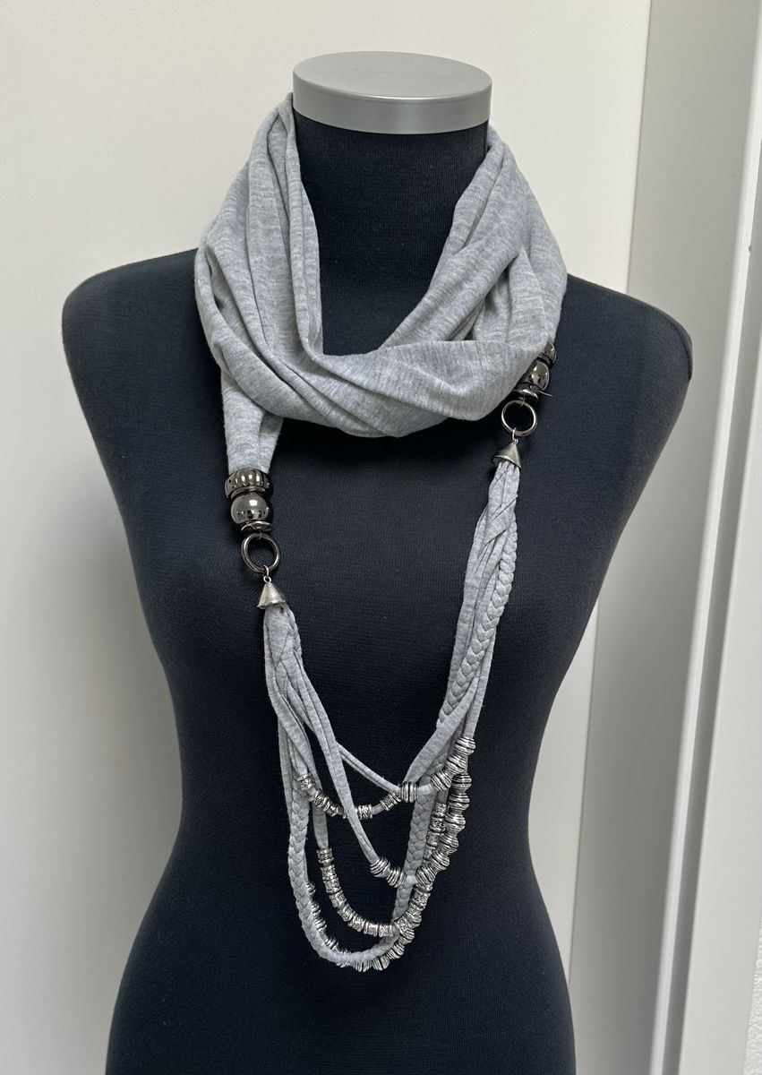 Foulard & Sciarpe: Schal/Kette grau mit Schmuckelementen – Nuovo (secondo la descrizione) da Münsingen venduto da Innchen