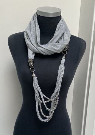 Schal/Kette grau mit Schmuckelementen