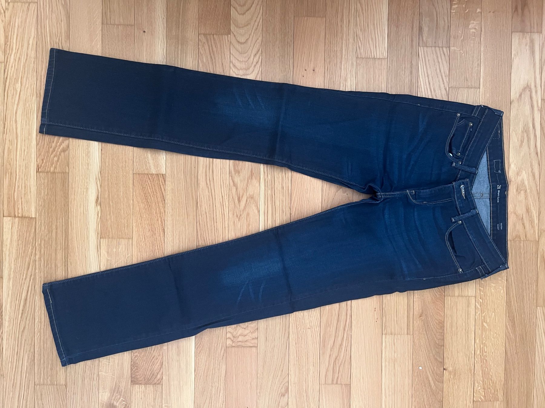 Levi's Jeans: Levi's Slight Curve, Taille 28, Jean – Nuovo (secondo la descrizione) da Lausanne venduto da monaliza1998