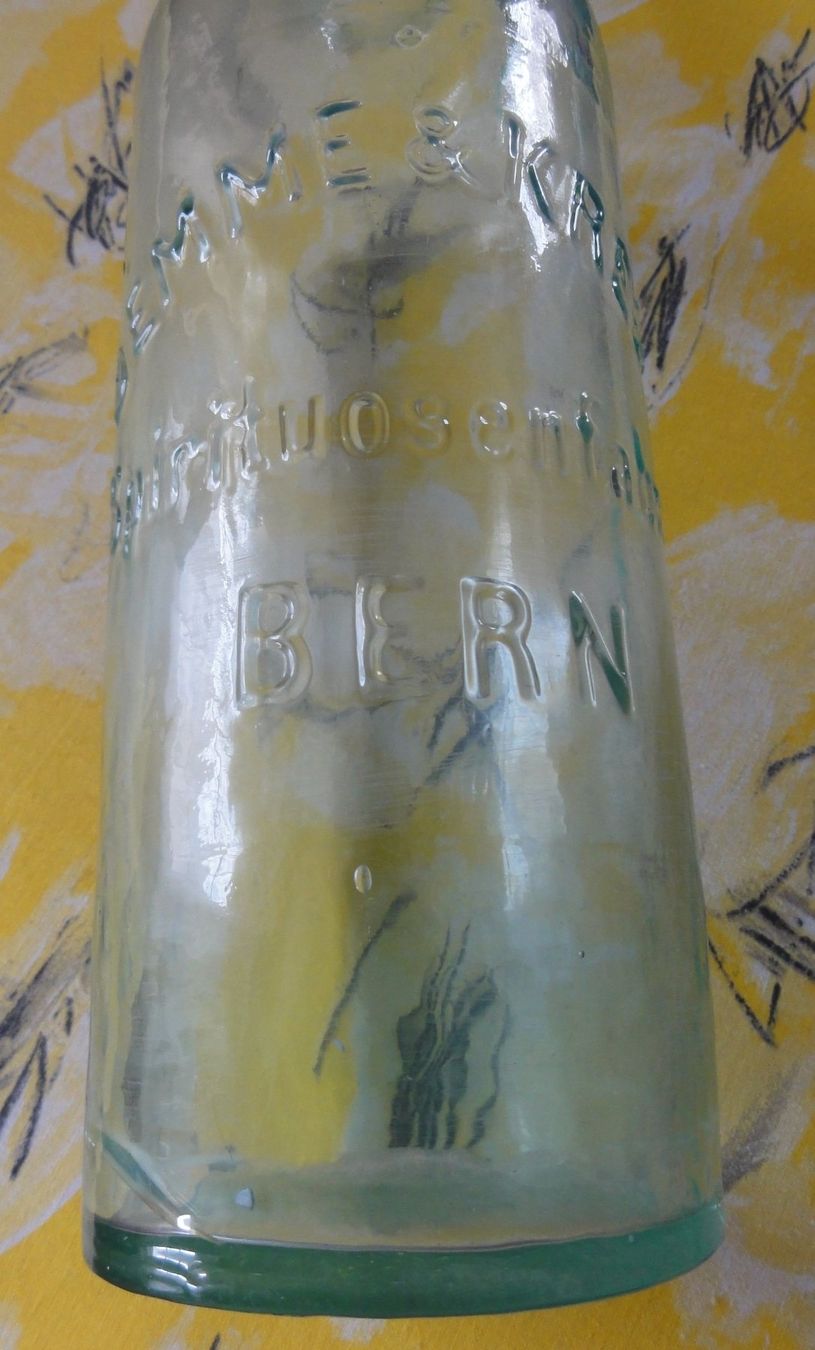 Bouteilles: Antike Glasflasche mit Reliefprägung – Défectueux à Wohlen AG par Flusslauf 9