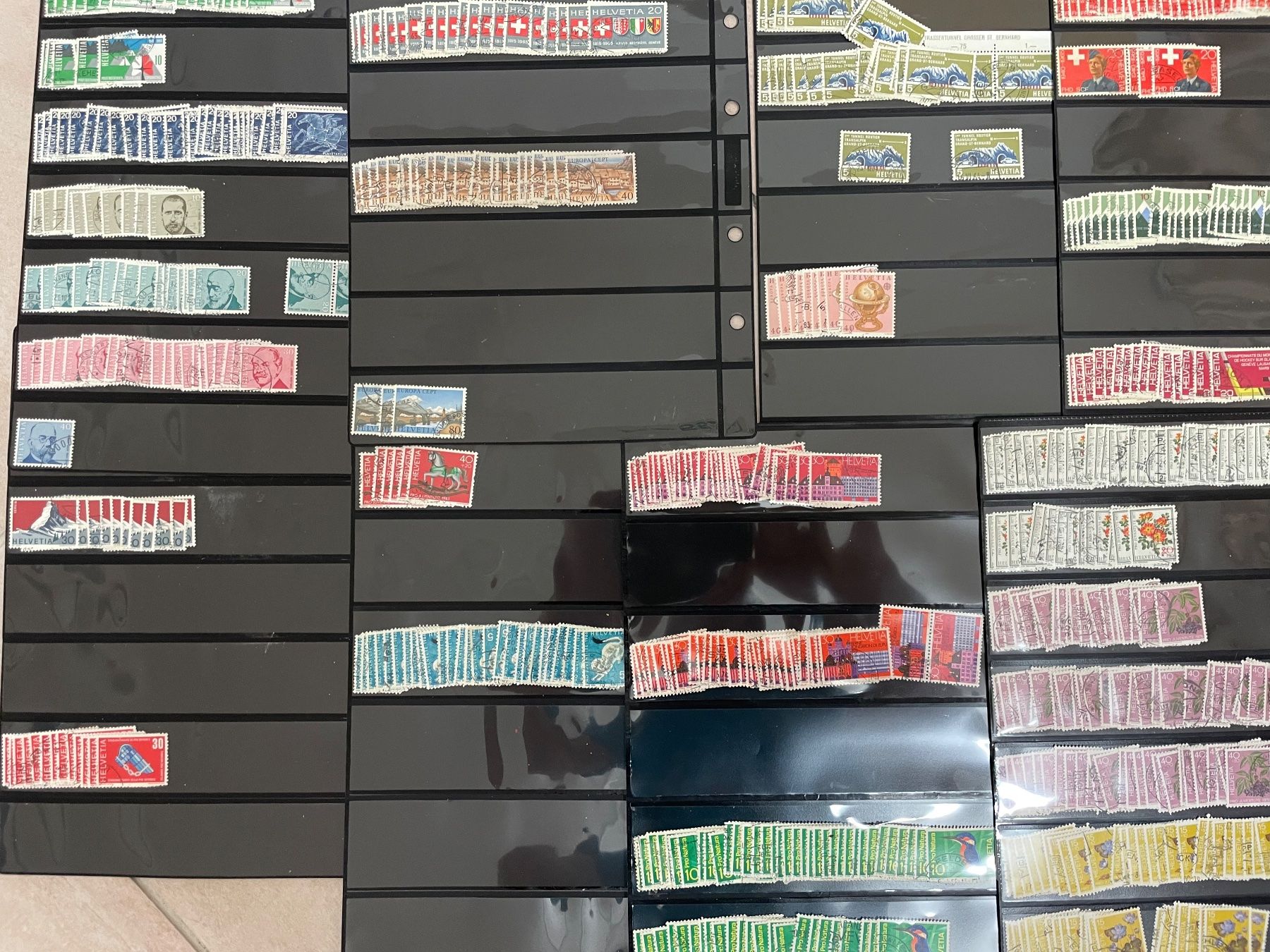 Tous les timbres: 1,5 kg, classeur plein – D'occasion à Sonceboz-Sombeval par Comment2 4