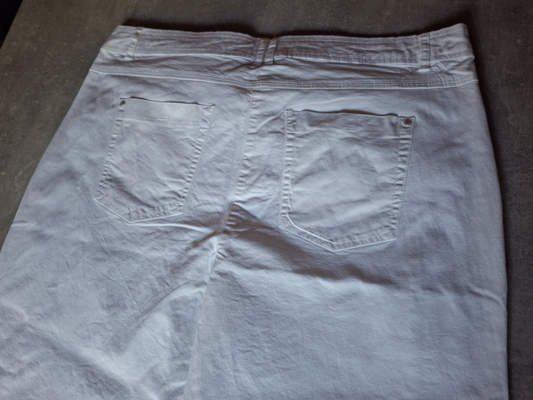 C&A Pantaloni: Pantalon blanc 98% coton taille 44 marque C&A – Usato da Villiers venduto da san_jn5w 5