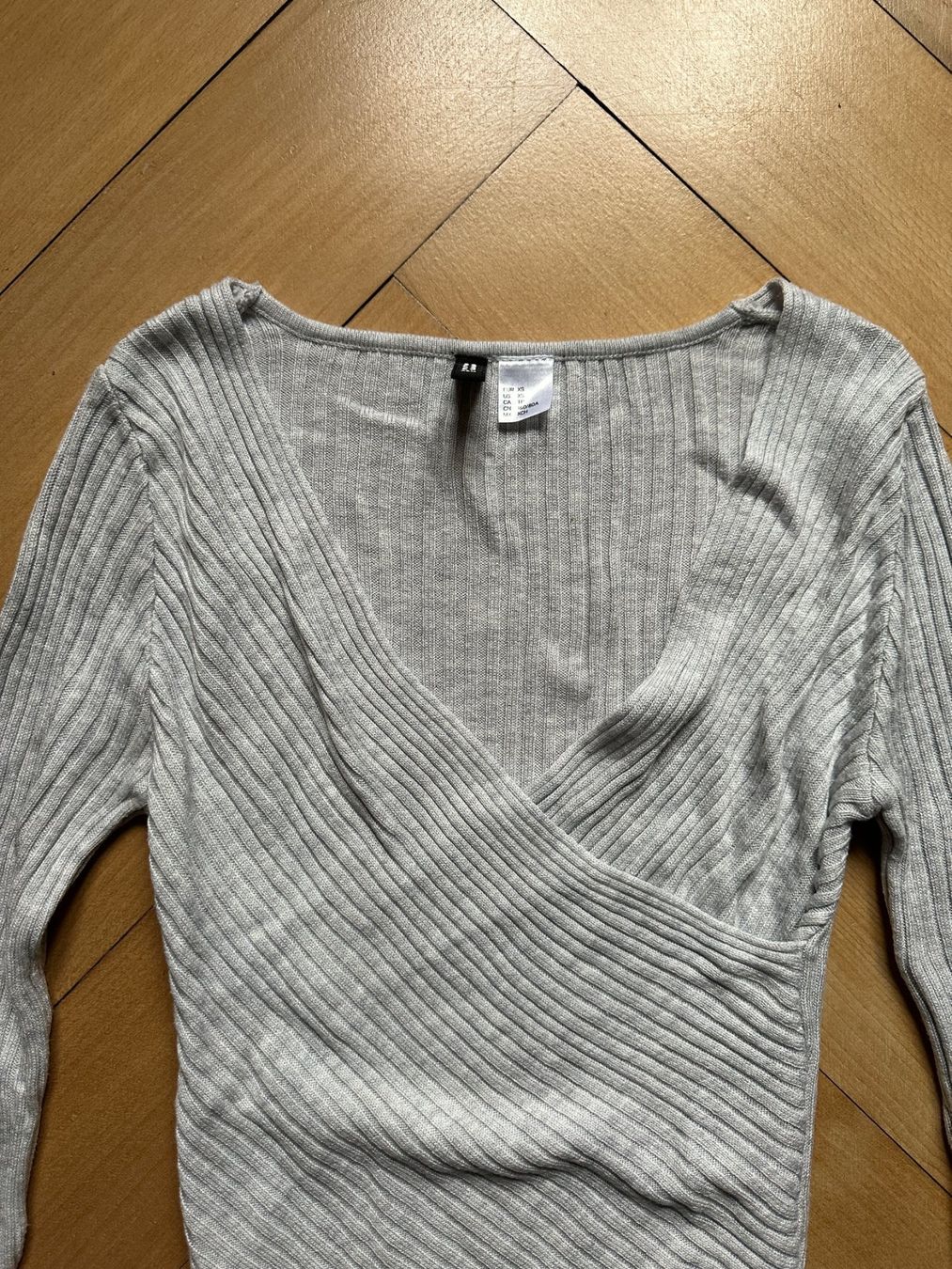 H&M Pullover & Sweatshirts: Strickpullover hellgrau in Wickeloptik XS – Gebraucht aus Zürich von Diazaio 1