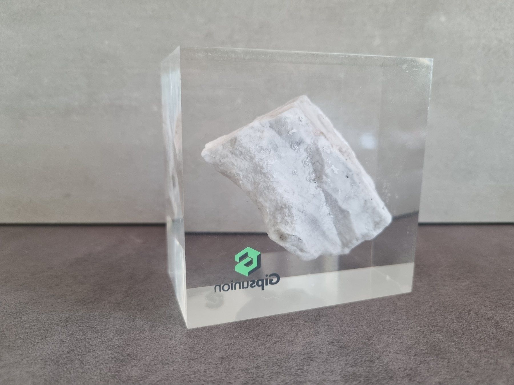 Skulpturen & Statuen: Gipsgestein in Acrylblock eingegossen. (Gipsunion) – Gebraucht aus Lenzburg von freedomky 1
