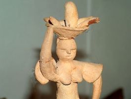 Archaische, weibliche Terracotta-Figur mit Korb auf dem Kopf
