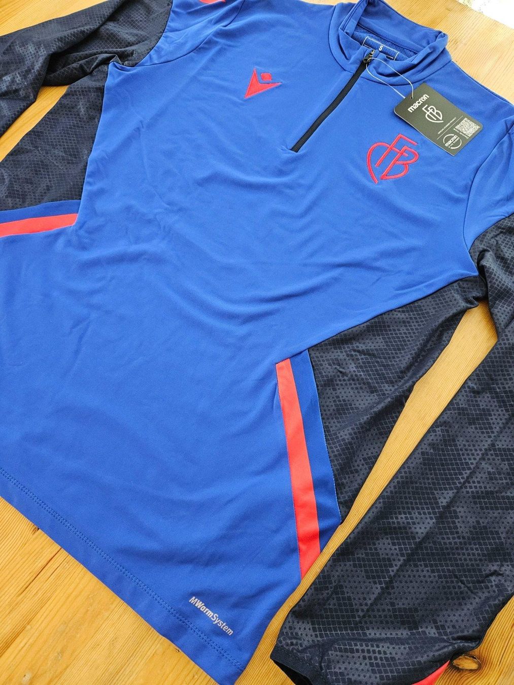 Leibchen & Hosen: FC Basel Trainingsoberteil Macron NEU Grösse S FCB Jacke – Neu (gemäss Beschreibung) aus Hägglingen von United-Village-Trade 1