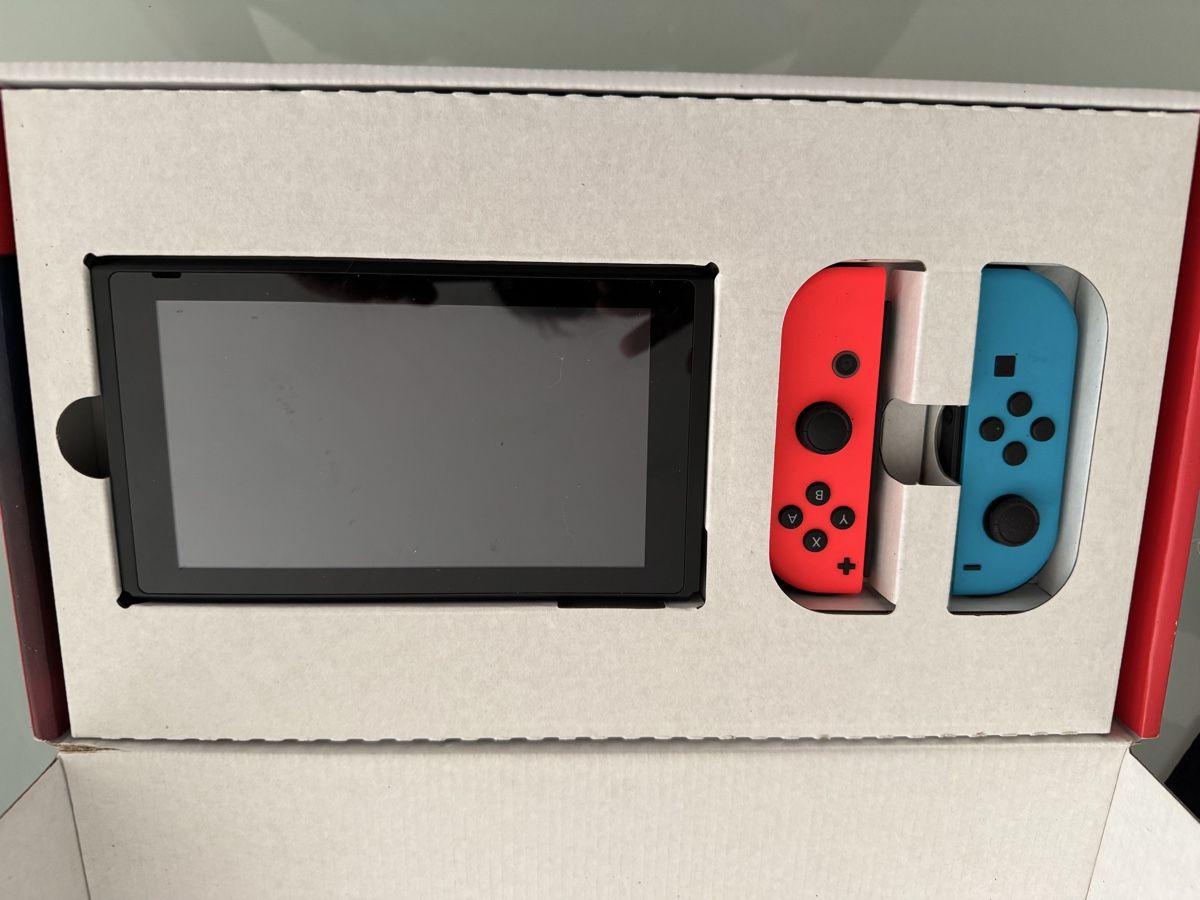 Nintendo Console: Nintendo Switch V2 avec The Witcher 3 et accessoires – Usato da Ittigen venduto da Spirax00 1