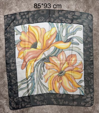 Foulard vintage en soie  – 85 x 93 cm